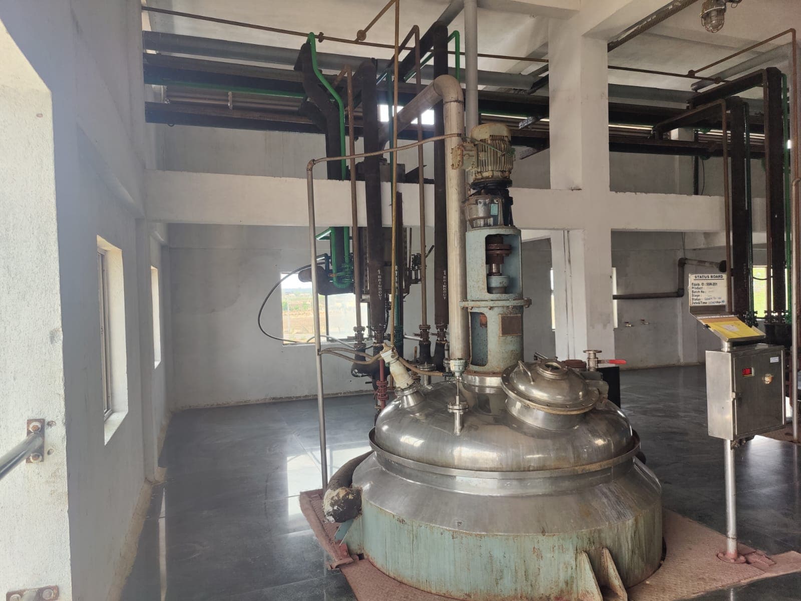 Production reactor with overhead piping system